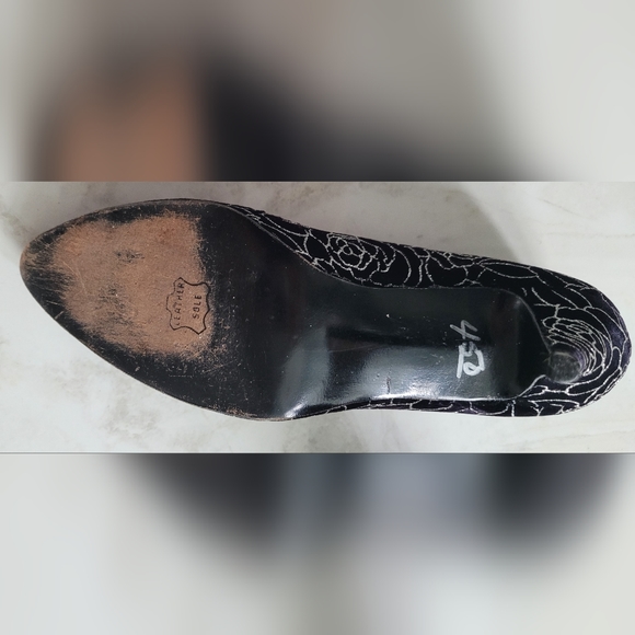 Gorgeous silver and black pumps! - Picture 3 of 7